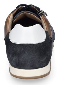 Baskets en daim bleu foncé avec des accents en cuir marron. Elles présentent un talon en plastique blanc brillant et une doublure beige avec des lacets noirs et une semelle en caoutchouc.