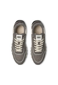 Baskets grises avec une tige en laine texturée, lacets blancs contrastants, doublure épaisse et semelle en caoutchouc noir durable. Étiquette de la marque sur la languette.