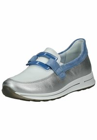 Scarpa slip-on in pelle argentata e camoscio blu con punta bianca e dettaglio fibbia blu. Presenta una finitura testurizzata e suola bianca.