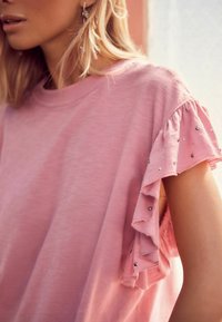 Next SPARKLE STUD RUFFLE SLEEVE- REGULAR FIT - Trükipildiga T-särk - pink