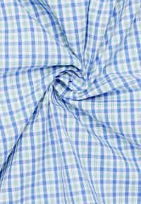 Tessuto di cotone con un motivo a quadri blu, verde e bianco, che presenta una texture liscia con linee nette e una leggera lucentezza.