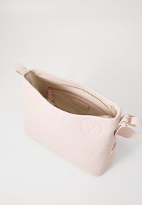 Borsa in pelle rosa con texture e motivo logo stampato, chiusura a zip e tasca interna. Presenta hardware color oro e tracolla regolabile.