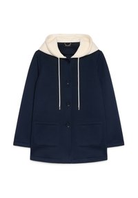 Cappotto navy con cappuccio beige, caratterizzato da una chiusura a bottoni, due tasche frontali e un cordino. Tessuto morbido con una consistenza liscia.