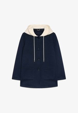 Palton bleumarin cu glugă crem, cu închidere prin butoane, două buzunare în față și șnur ajustabil. Material moale cu o textură fină.