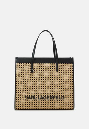 Sac cabas rectangulaire en paille tissée avec garniture et poignées en cuir noir, affichant le texte "KARL LAGERFELD" en noir à l'avant.