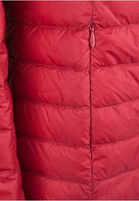 Chaqueta de plumas roja con paneles horizontales acolchados. Presenta un cierre con cremallera en el cuello y una textura exterior suave y brillante.