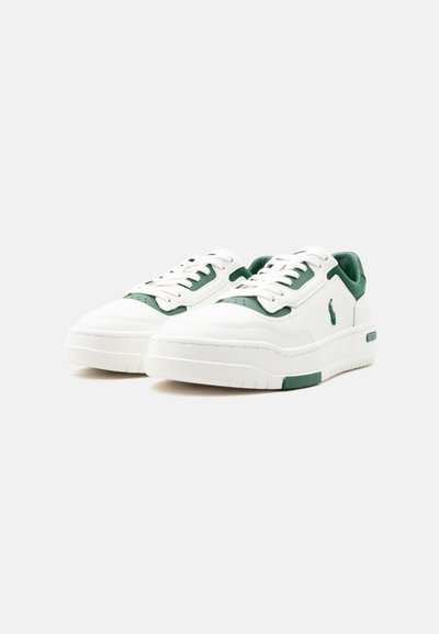 Λευκά sneakers χαμηλού ύψους με πράσινες λεπτομέρειες, κορδόνια και πλευρικό λογότυπο, εμφανιζόμενα από γωνία τριών τετάρτων προς τα εμπρός σε λευκό φόντο.