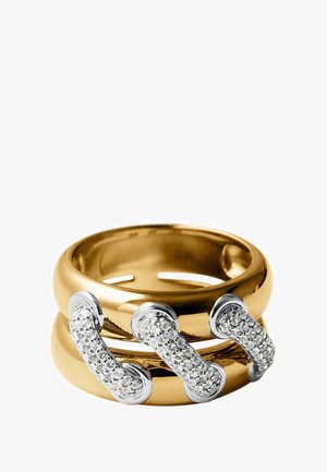 Anillo dorado con una superficie lisa y pulida, adornado con tres acentos plateados y múltiples piedras preciosas transparentes.