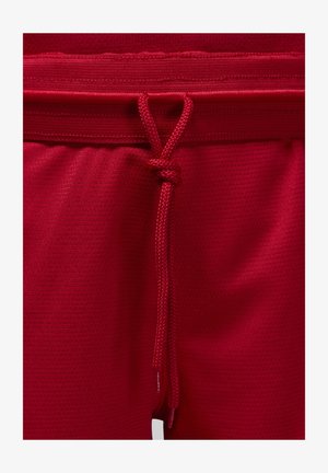 Rode sportieve shorts van een textuurstof, met een gevlochten trekkoord en een gestikte tailleband. Geen extra hardware of patronen zichtbaar.