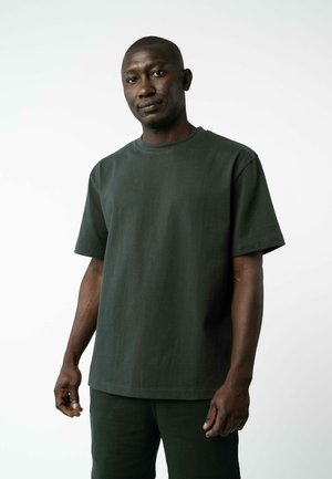 MELA SCHWERES BHAJAN - T-shirt basic - dunkelgrün