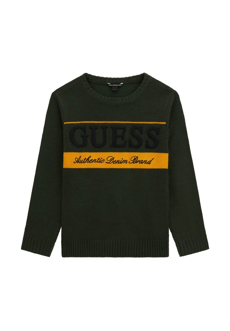 Maglione verde a maglia con maniche lunghe, scollatura rotonda, caratterizzato da un motivo a righe nero e giallo con il testo "GUESS" e "Authentic Denim Brand".