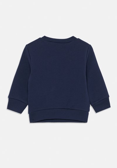 Marineblå hettegenser med lange ermer, ribbestrikkede mansjetter og rund hals. Myk tekstur, uformelt design, og en lett abnorm hem bak.
