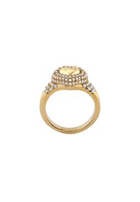 Gouden ring met een gestructureerde band, een bolvormige bovenkant met ingelegde heldere rhinestones en een 'GUESS'-logo gegraveerd aan de onderzijde.