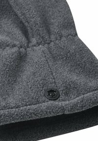 Szara tkanina z polaru o teksturowanej powierzchni, z czarnym guzikiem u dołu. Materiał jest miękki i elastyczny, z podwiniętym brzegiem.