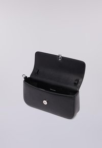 Clutch bag in pelle nera con una superficie liscia, chiusura a scatto in argento e scomparti interni, progettata in forma rettangolare.