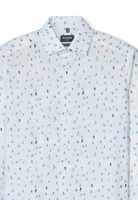 Hellblaues button-up Hemd mit einem Skimuster, das kleine, mehrfarbige Figuren auf einem weichen, glatten Stoff zeigt. Klassischer Kragen und Knöpfe.