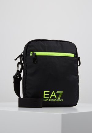 Schwarze rechteckige Umhängetasche mit neongrünem Reißverschluss und EA7 Emporio Armani-Logo, verstellbarer Riemen mit Clip befestigt.