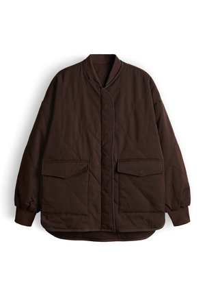 Donkerbruine gewatteerde jas met klepzakken aan de voorkant, geribbelde manchetten en kraag, en een licht afgeronde zoom, getoond tegen een witte achtergrond.