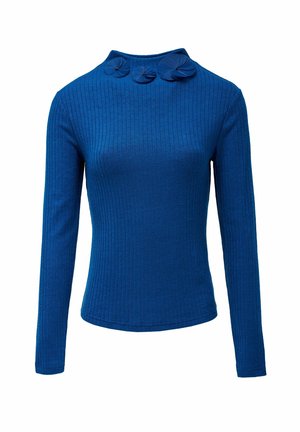 Top de manga larga azul acanalado con cuello alto y tres flores decorativas de tela en el cuello, que presenta una superficie texturizada.