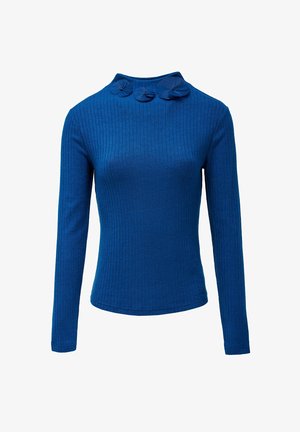 Haut à manches longues bleu à côtes avec un col haut et trois fleurs en tissu décoratives au col, présentant une surface texturée.