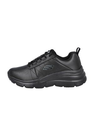 Zapatillas deportivas negras de cuero sintético. Presentan una superficie lisa, puntera redonda, lados texturizados y suela de goma con patrones de agarre.