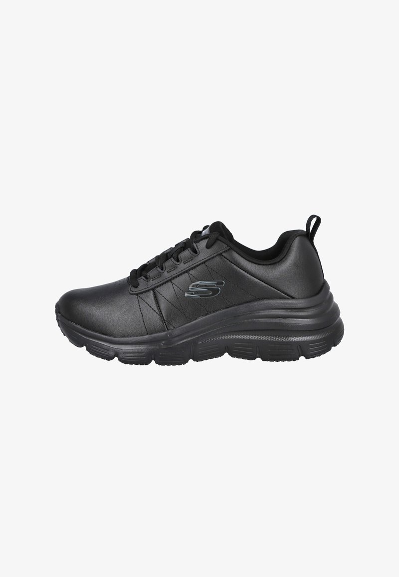Zapatillas deportivas negras de cuero sintético. Presentan una superficie lisa, puntera redonda, lados texturizados y suela de goma con patrones de agarre.