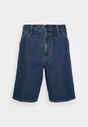 Shorts in denim blu scuro con una linea dritta. Presentano cuciture gialle e un classico design a cinque tasche. Vita regolare e bordi rifiniti.