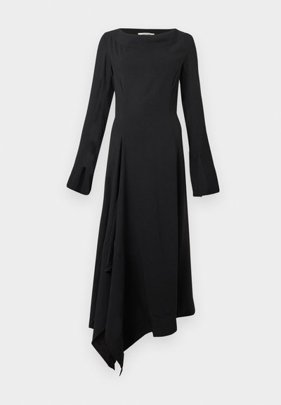Μαύρο φόρεμα με μακριά μανίκια, ίσια γραμμή στο λαιμό, ασύμμετρο τελείωμα και λείο, ρέον ύφασμα. Διαθέτει μινιμαλιστικό σχεδιασμό.