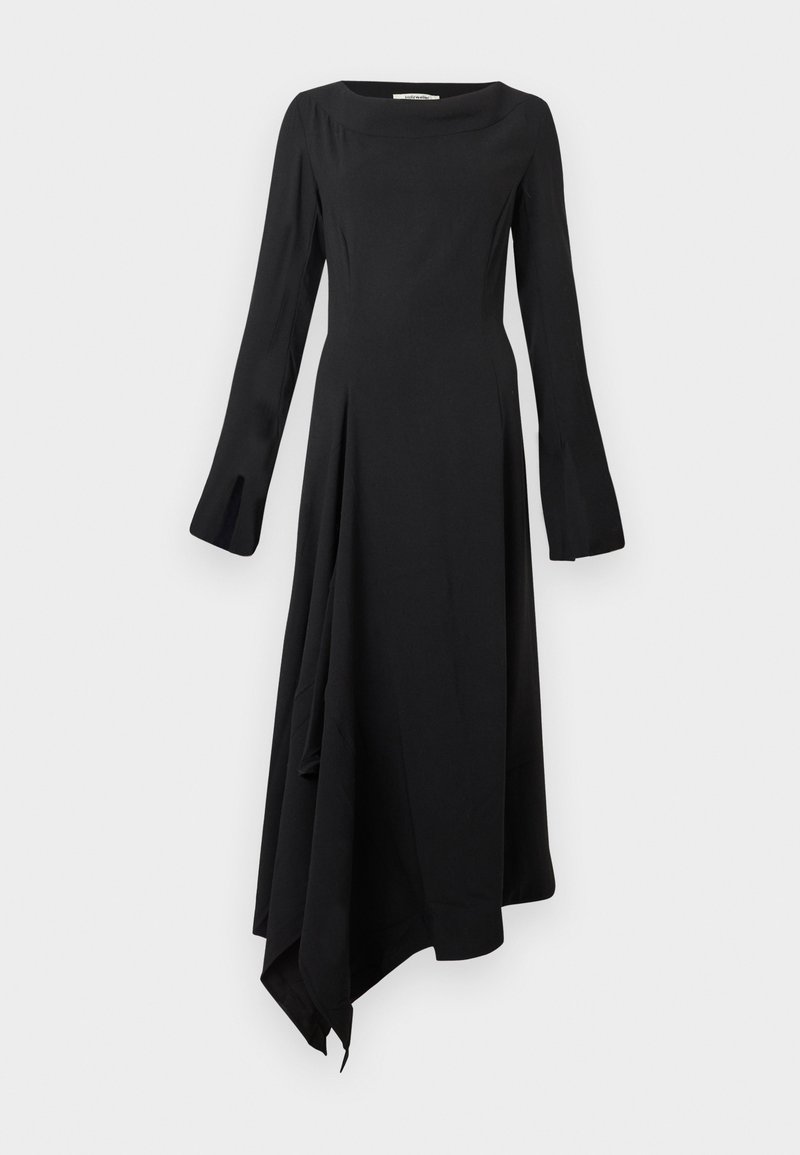 Abito nero a maniche lunghe con scollatura dritta, orlo asimmetrico e tessuto liscio e fluente. Presenta un design minimalista.