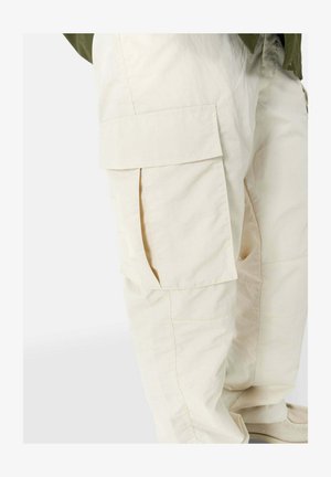 Beige cargo bukser med flere sidelommer, lavet af letvægts, struktureret stof. Har en løs pasform og subtile syninger.