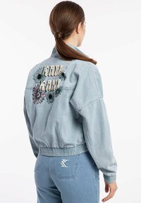 Karl Kani KKK OG FLOWER - Denim jacket - bleached blue