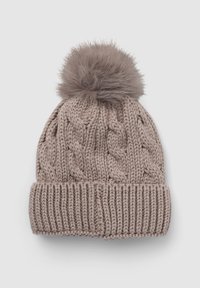 Beżowa dziana czapka z warkoczem, z prążkowanym mankietem i dużym pomponem z sztucznego futra na górze. Miękka tekstura, ciepły design.