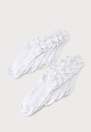 Zwei Sets mit jeweils sechs Paar schlichten weißen Knöchelsocken, auf hellem Hintergrund angeordnet.