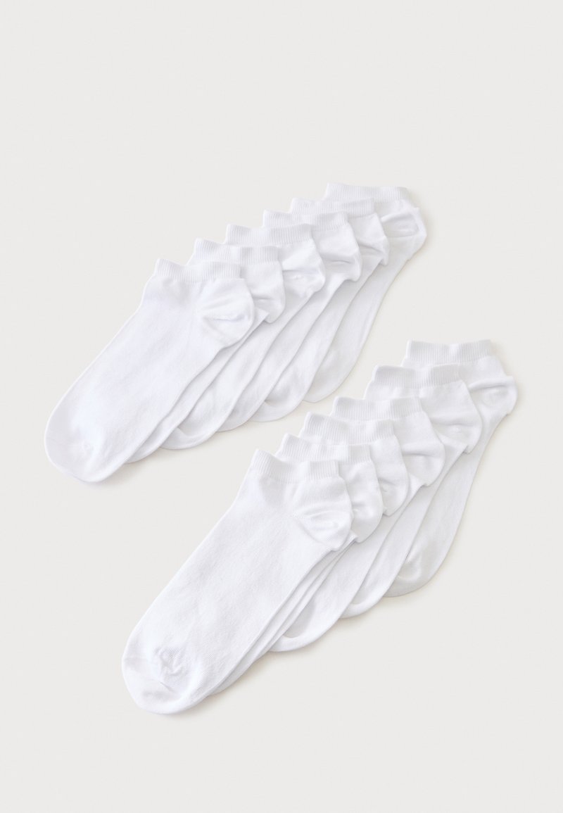 Deux ensembles de six paires de chaussettes blanches unies pour chevilles, disposées sur un fond clair.