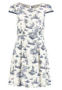 Vit klänning med blå blommönster och figurtryck, kapade ärmar, rund halsringning, insydd midja och utsvängd kjol. Tillverkad av mjukt tyg.