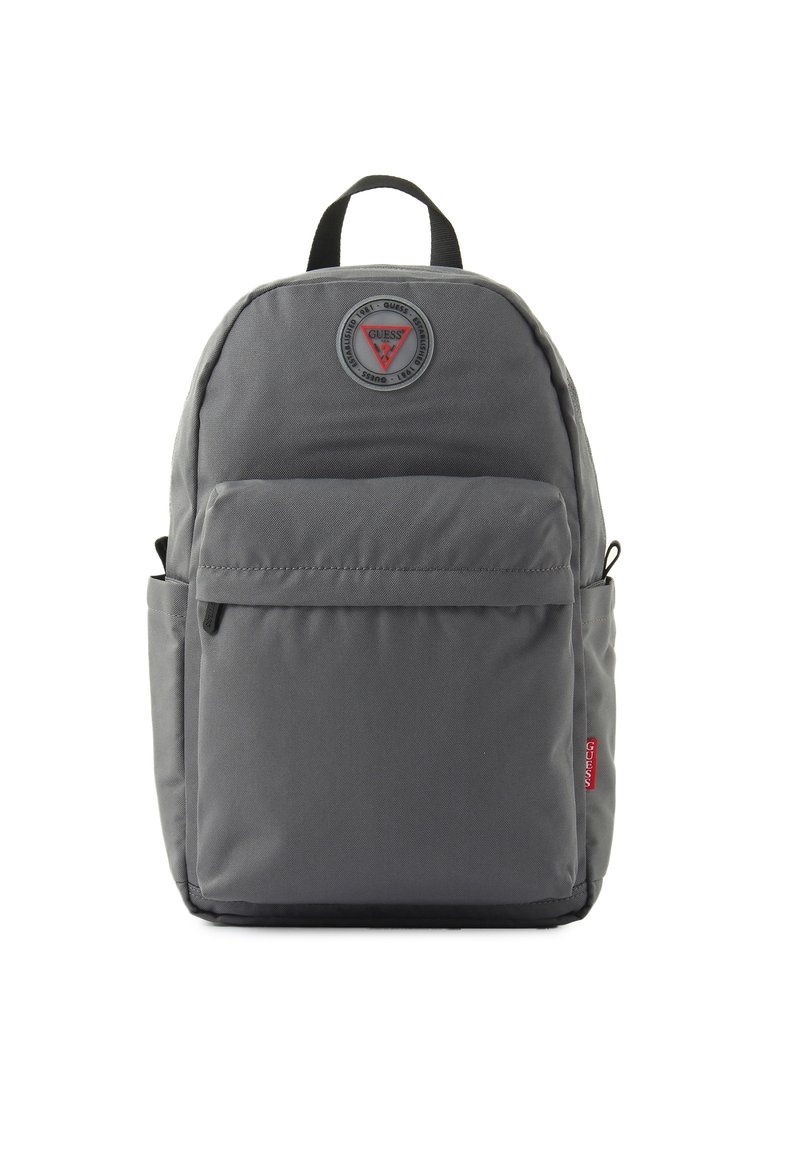 Zaino in tessuto grigio dalla forma arrotondata, con tasca frontale con zip, tasche laterali in rete e una toppa rotonda con logo e accenti rossi.