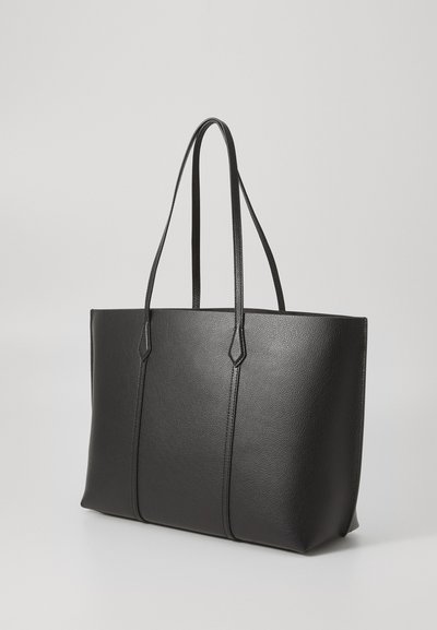 Sac fourre-tout en cuir noir avec deux poignées allongées, une forme rectangulaire simple, une surface texturée et des éléments de design minimalistes.