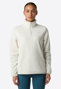 Witte fleece pullover met een half-rits kraag. Bevat een klein logo op de linkerkant van de borst. Vlotte textuur en aansluitende mouwen.