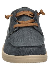 Scarpe slip-on in denim di colore grigio scuro-blu, con lacci marroni, tomaia testurizzata e suola in gomma chiara.