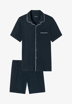 Marineblauwe pyjama set met korte mouwen, gemaakt van lichtgewicht stof. Bevat witte piping, knopen en een zak op het shirt. Inclusief shorts.