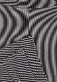 Marineblauw en roomkleurige gestreepte stof met verticale patronen, fijn van textuur met een iets zachte afwerking, met zichtbare stiksels.