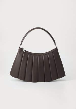 Borsa a pieghe marrone con parte superiore curva e base piatta, dotata di una singola tracolla rotonda e un dettaglio in cerniera argentata. Materiale liscio e testurizzato.