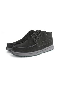 Chaussures en daim noir avec un bout arrondi, semelle en caoutchouc grise et lacets gris. Présentent des accents de couture et un petit logo sur le talon.