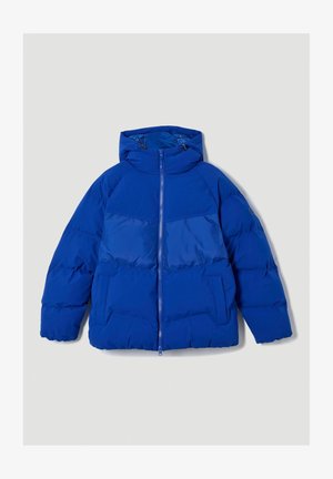Blaues Puffer-Jacke mit Kapuze, ausgestattet mit einem durchgehenden Reißverschluss, zwei Fronttaschen und kontrastierenden Bereichen aus glänzenden und matten Texturen.
