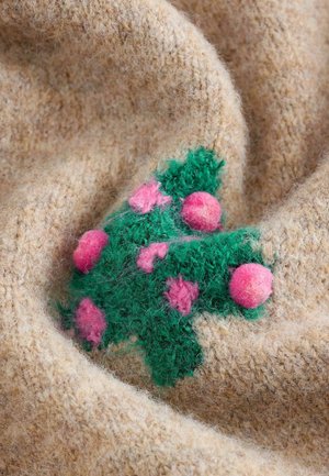 Beige Wollestoff mit strukturiertem Finish, verziert mit grünen Filzblättern und rosa Filzbeeren, die in einem Cluster angeordnet sind.