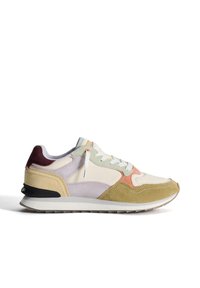Zapatilla con un diseño multicolor, que presenta materiales de gamuza y cuero en tonos verde pálido, naranja y acentos beige; suela blanca.
