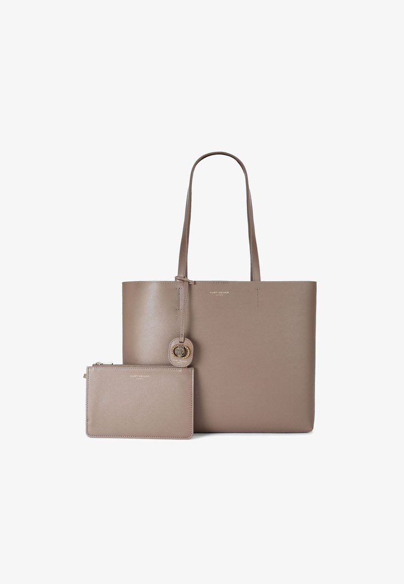 Borsa tote in pelle beige con due manici lunghi, dotata di una busta più piccola abbinata e dettagli del logo impresso su un'etichetta. Texture liscia, design minimal.