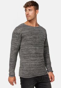 Cămașă cu mânecă lungă în nuanțe variate de gri, cu un model texturat în dungi orizontale și un design cu guler rotund.