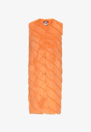 Oranžni umetni krzneni telovnik brez ovratnika, ki ima teksturiran, valovit vzorec in sprednje zapenje na gumb. Lahkoten in brezrokavnik.