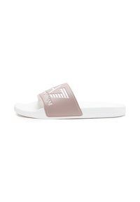 Sandal in gomma rosa con una ampia fascia caratterizzata da un design del logo testurizzato e una suola bianca. Il design è minimalista e moderno.
